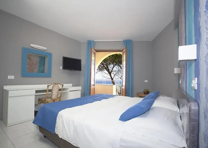 Perla Del Golfo 酒店 3*