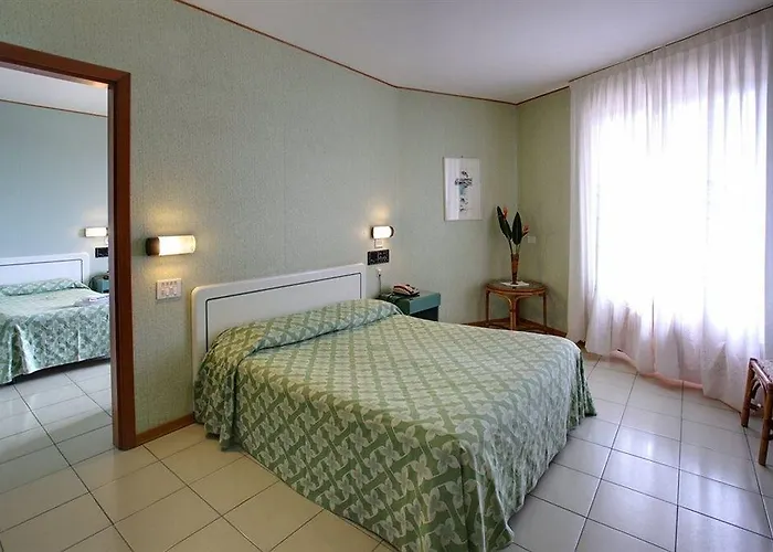 Perla Del Golfo 酒店 3*